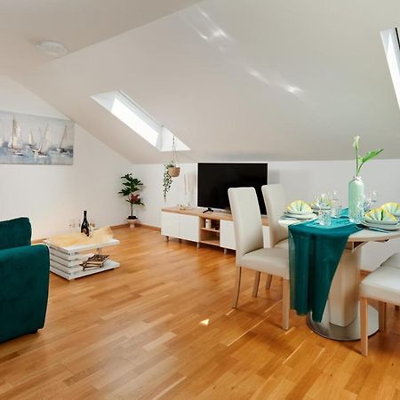 Modern & Spacious Rooftop Apartment With Natual Sunlight Split Exterior photo