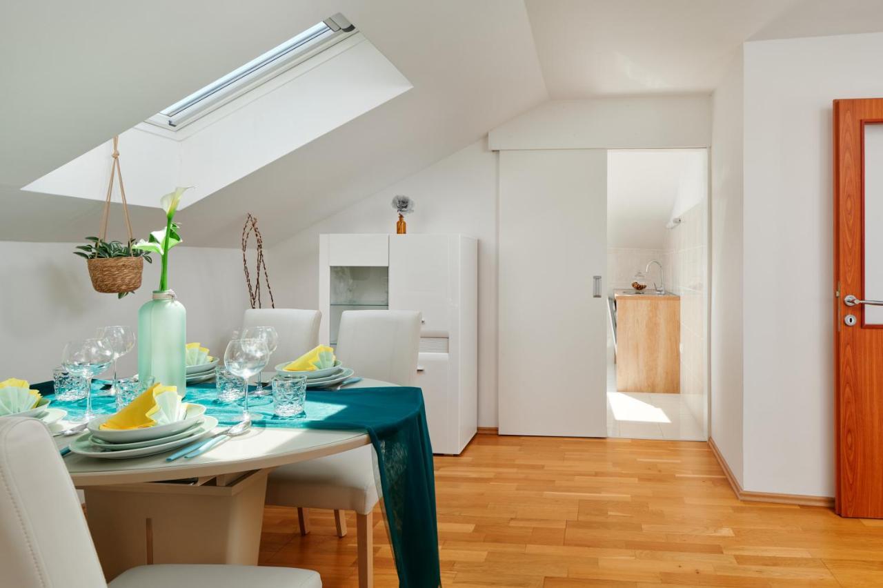 Modern & Spacious Rooftop Apartment With Natual Sunlight Split Exterior photo