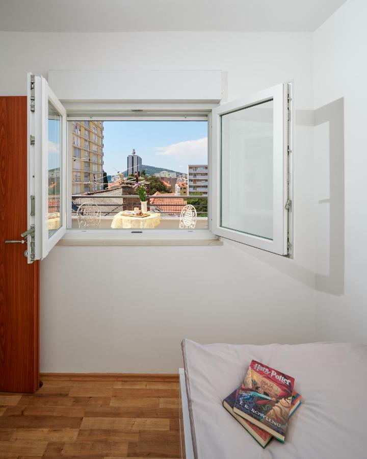 Modern & Spacious Rooftop Apartment With Natual Sunlight Split Exterior photo