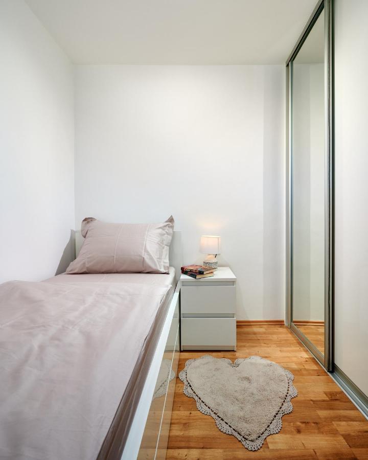 Modern & Spacious Rooftop Apartment With Natual Sunlight Split Exterior photo