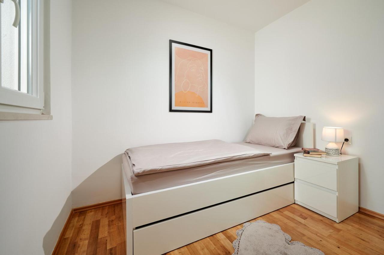 Modern & Spacious Rooftop Apartment With Natual Sunlight Split Exterior photo
