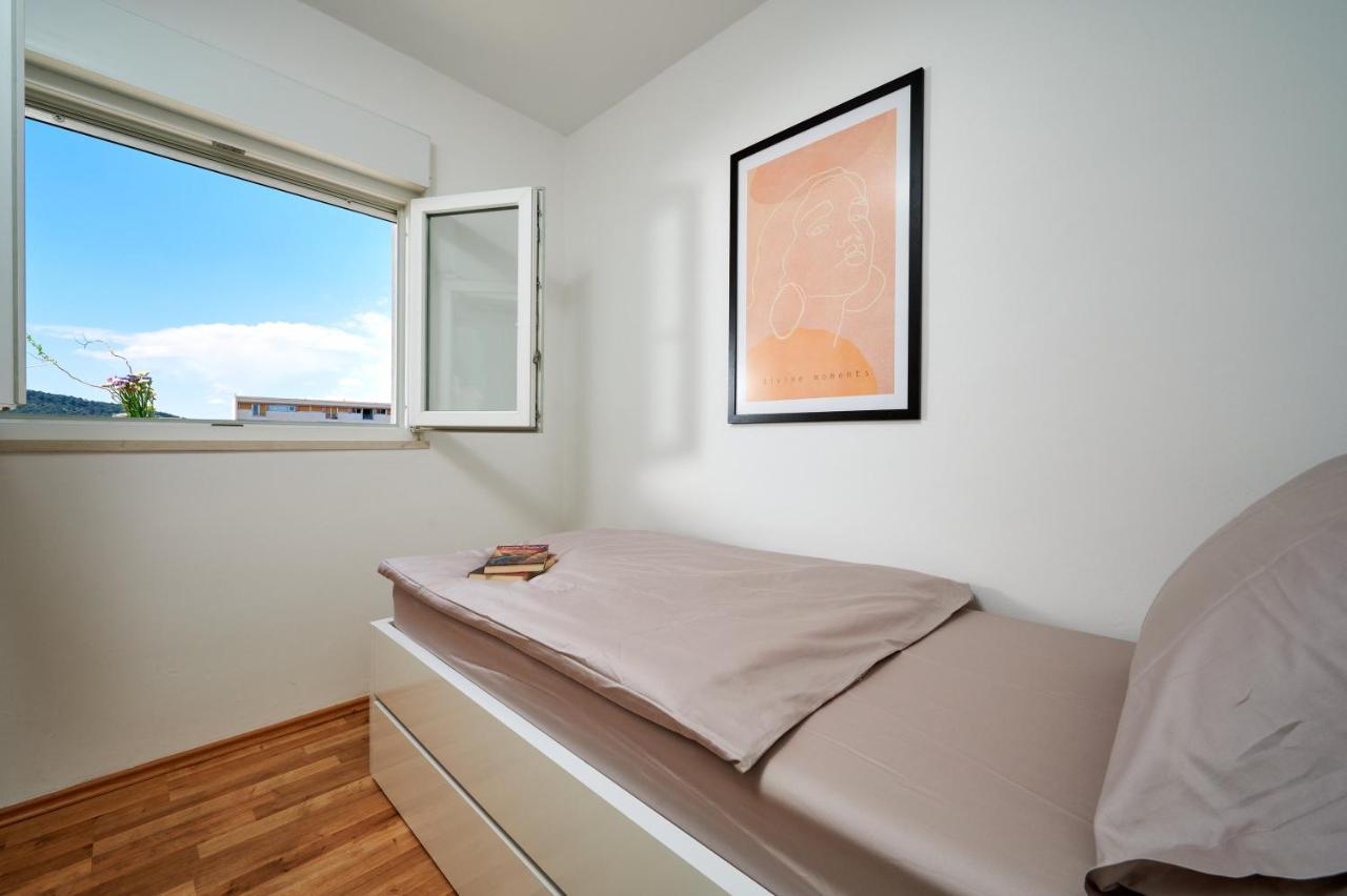 Modern & Spacious Rooftop Apartment With Natual Sunlight Split Exterior photo