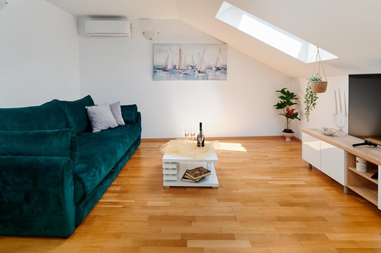 Modern & Spacious Rooftop Apartment With Natual Sunlight Split Exterior photo